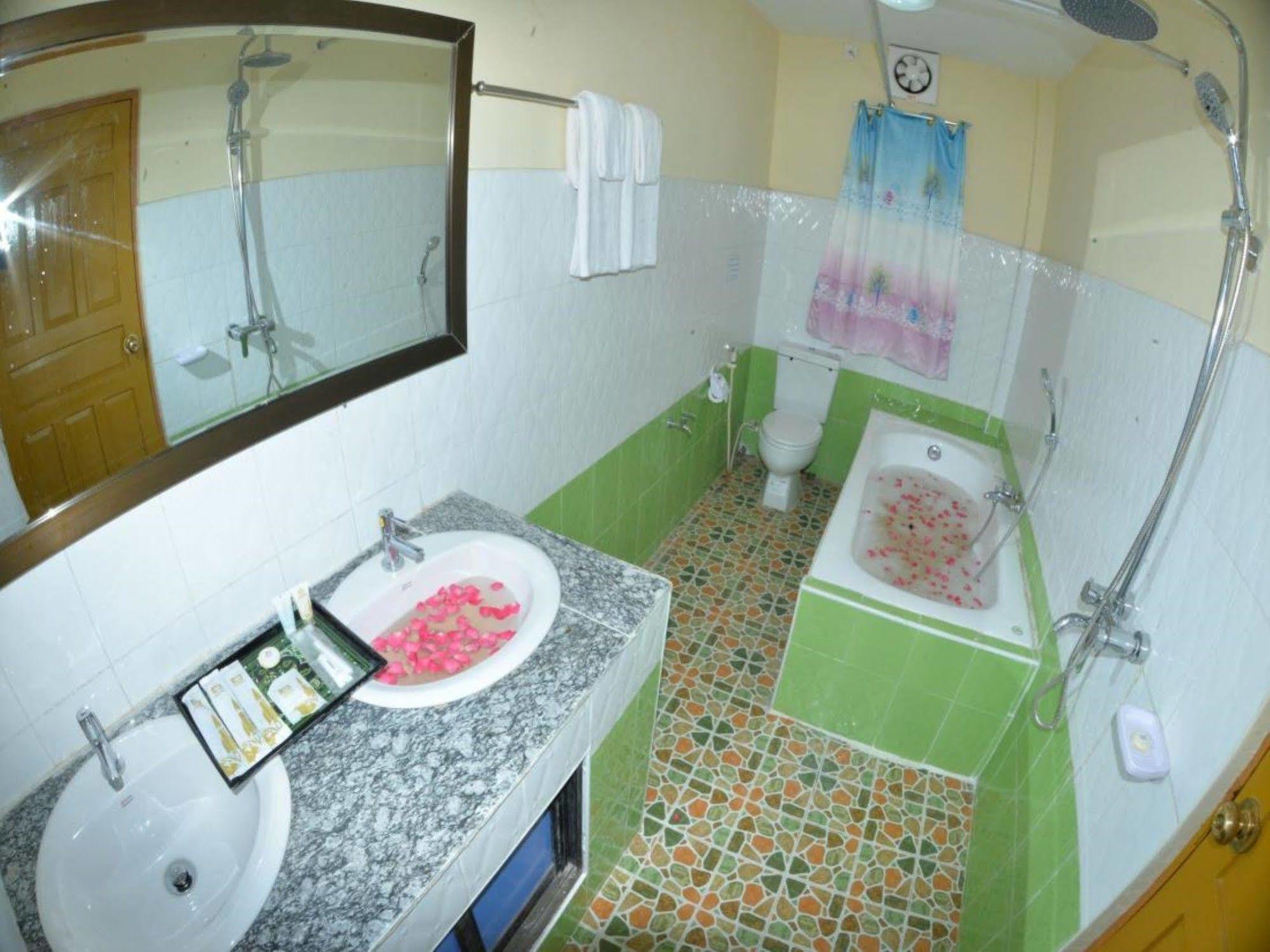 New Golden Forward Hotel Γιανγκόν Εξωτερικό φωτογραφία
