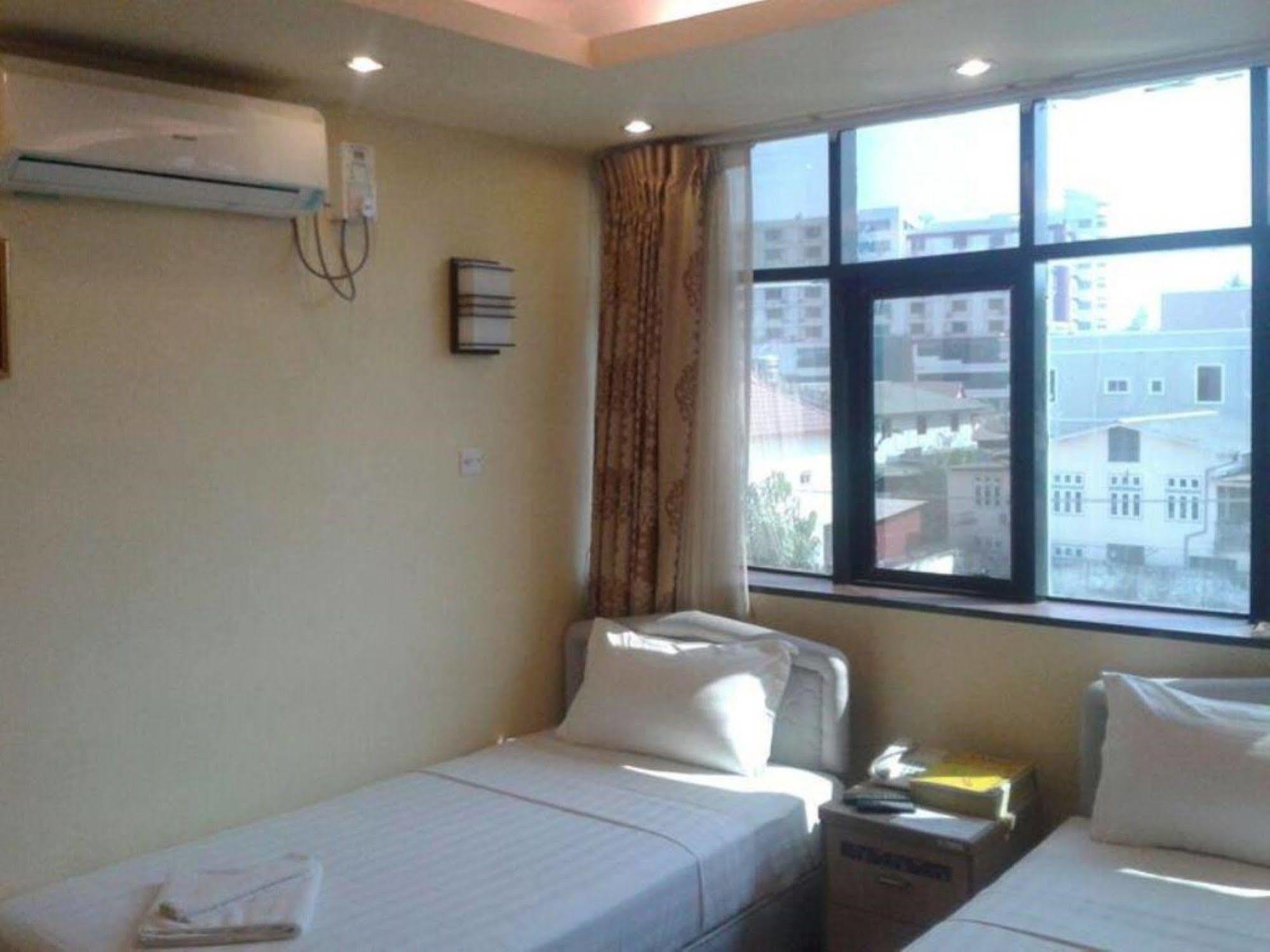 New Golden Forward Hotel Γιανγκόν Εξωτερικό φωτογραφία