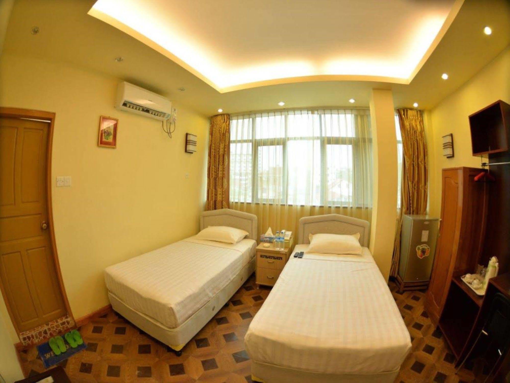 New Golden Forward Hotel Γιανγκόν Εξωτερικό φωτογραφία