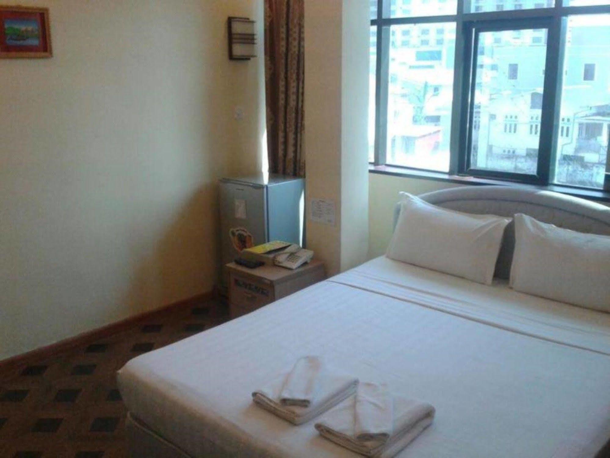 New Golden Forward Hotel Γιανγκόν Εξωτερικό φωτογραφία