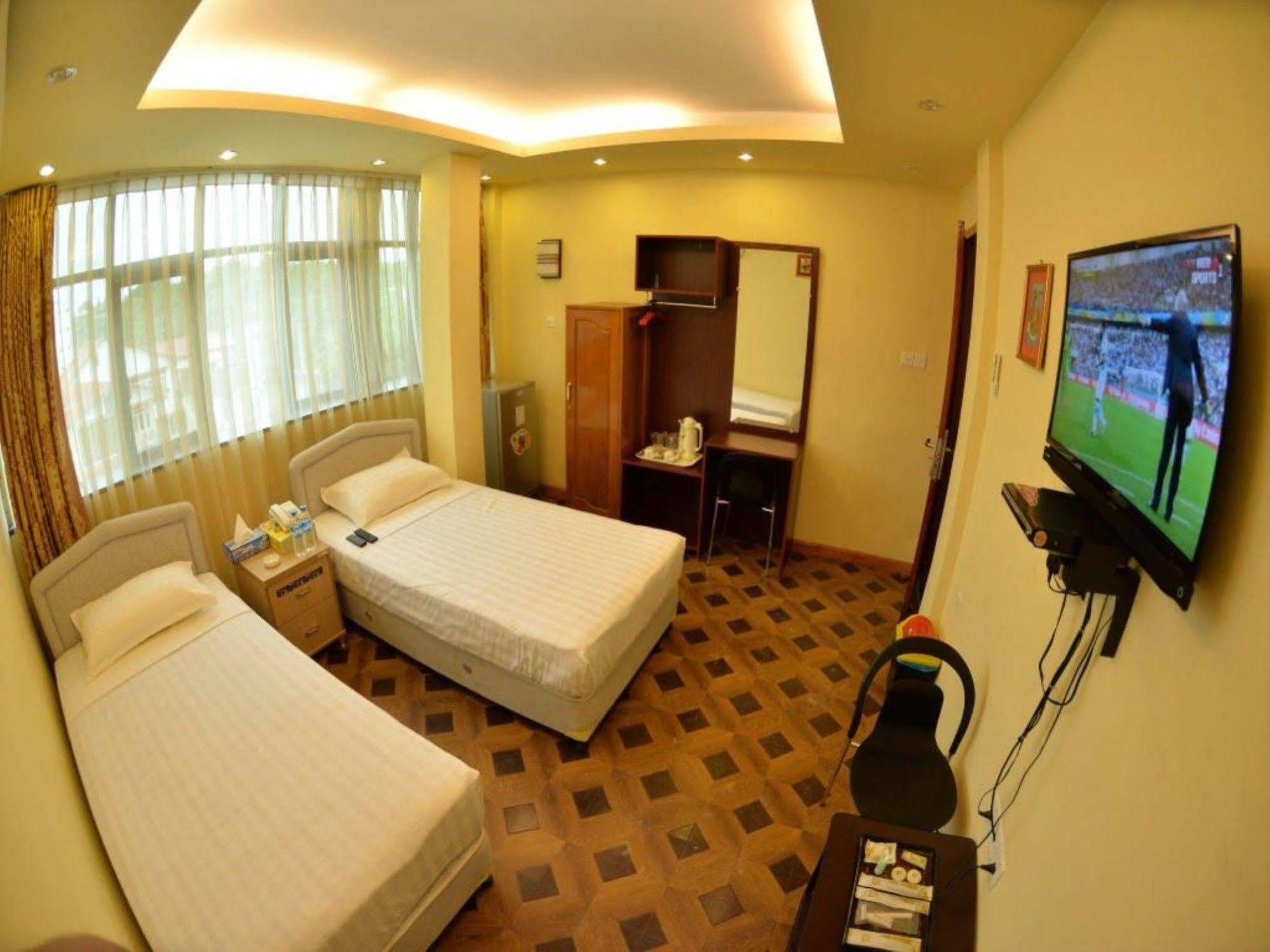 New Golden Forward Hotel Γιανγκόν Εξωτερικό φωτογραφία