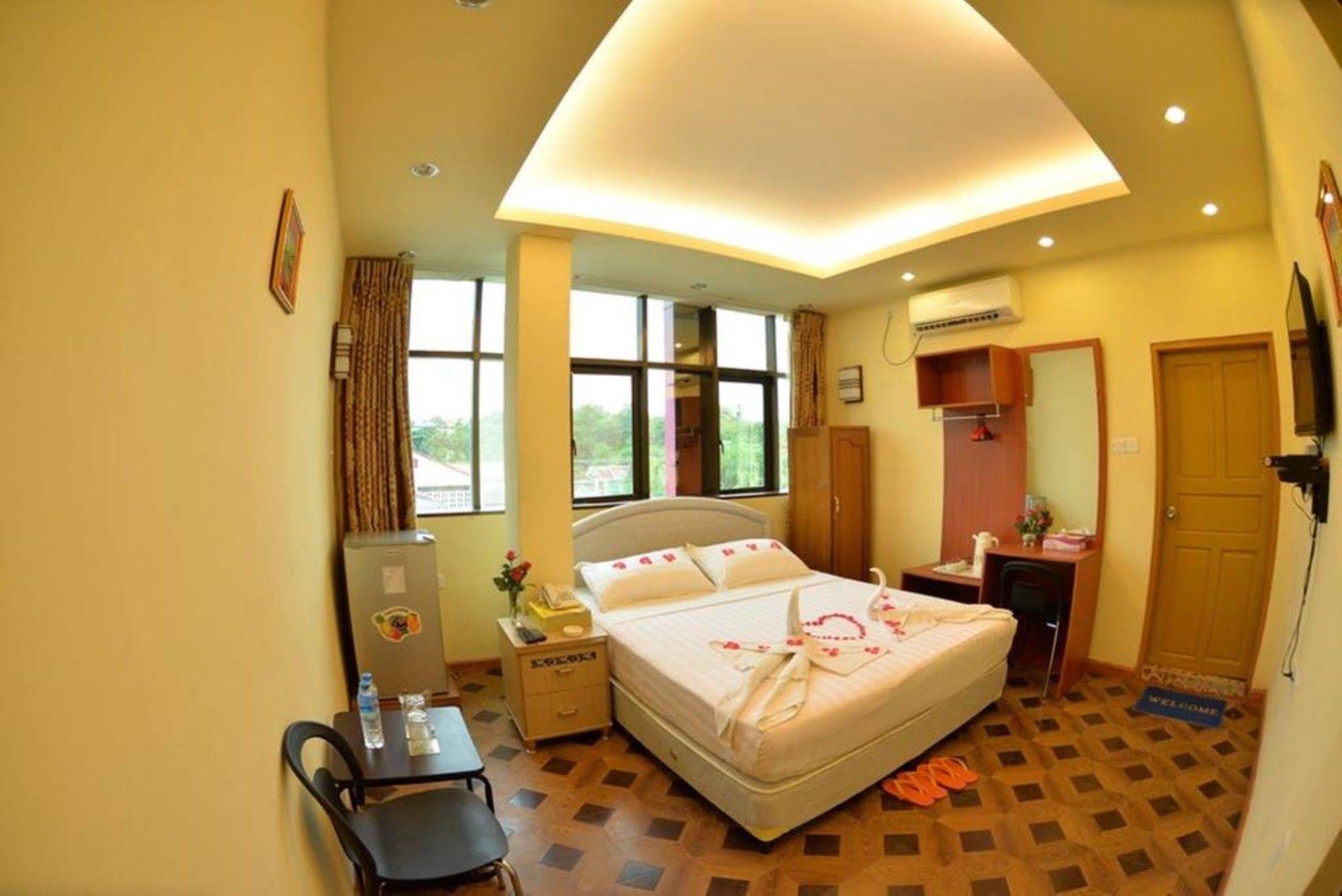 New Golden Forward Hotel Γιανγκόν Εξωτερικό φωτογραφία